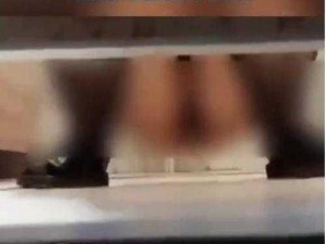 靓女偷窥浓密毛的女厕【靓女如何偷窥女厕？里面场景让她如此震惊】