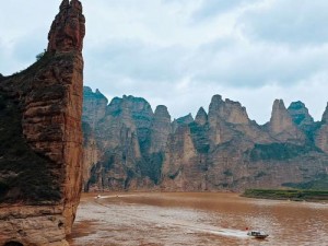 小城和父母坐火车去旅游，体验舒适便捷，欣赏沿途美景，享受难忘时光