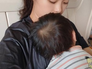 孩子从后面抱着妈妈突然脸一红，妈妈：孩子，你是不是饿了？